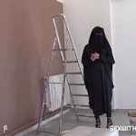 Musulmana con burka le hace una mamada y le ofrece su coño al pintor