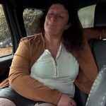 Madura francesa haciendo una mamada dentro del coche