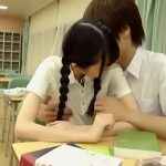 Estudiante japonesa se folla al malote de clase en el instituto
